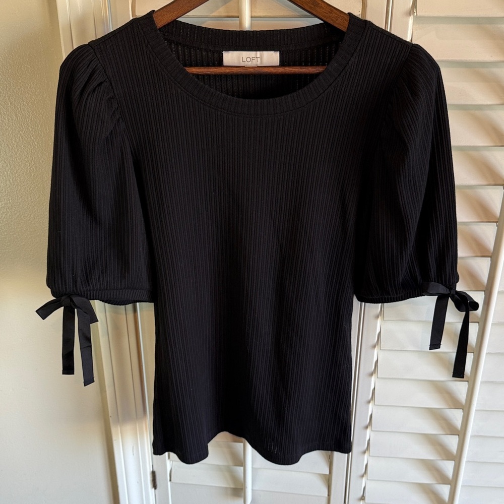 LOFT Black Ribbed Puff Sleeve Top, Size Medium
